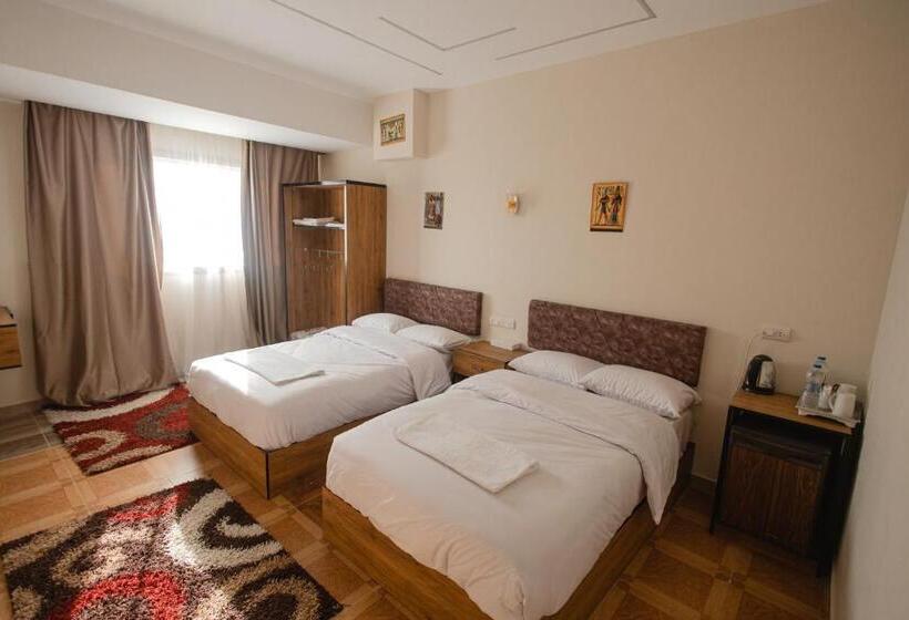 مُتل The View Pyramids