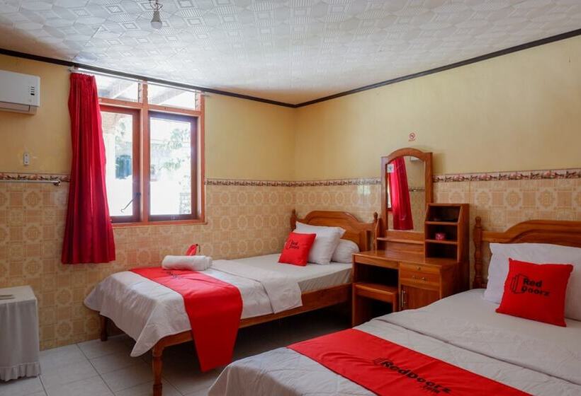 بنسيون Reddoorz Near Lakota Beach Tomia Wakatobi