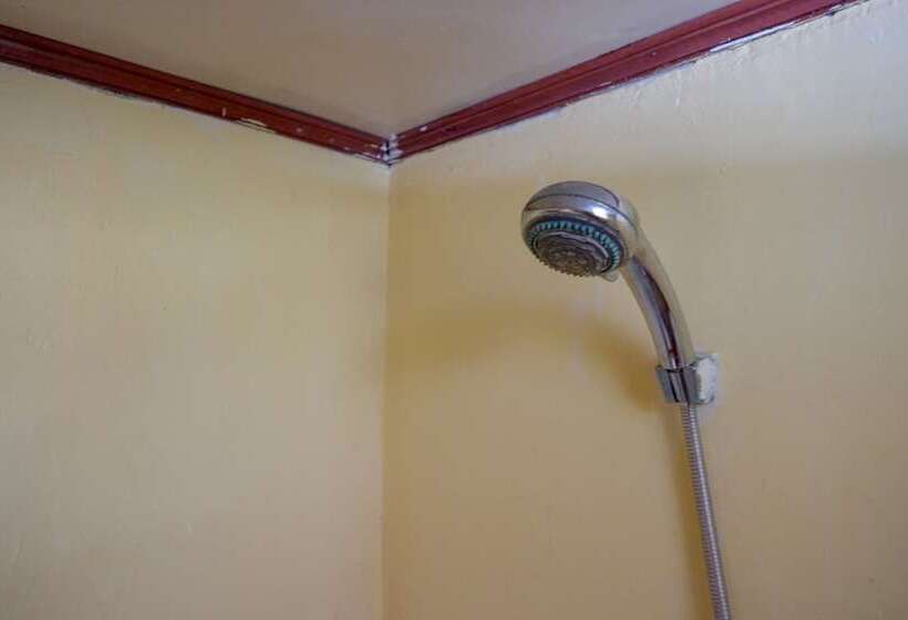 بنسيون Reddoorz Near Lakota Beach Tomia Wakatobi