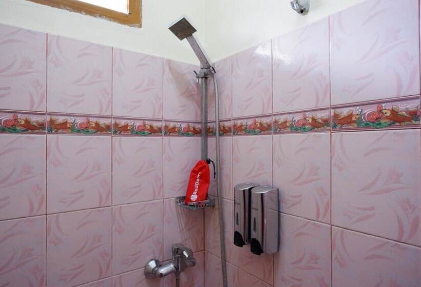 بنسيون Reddoorz Near Lakota Beach Tomia Wakatobi