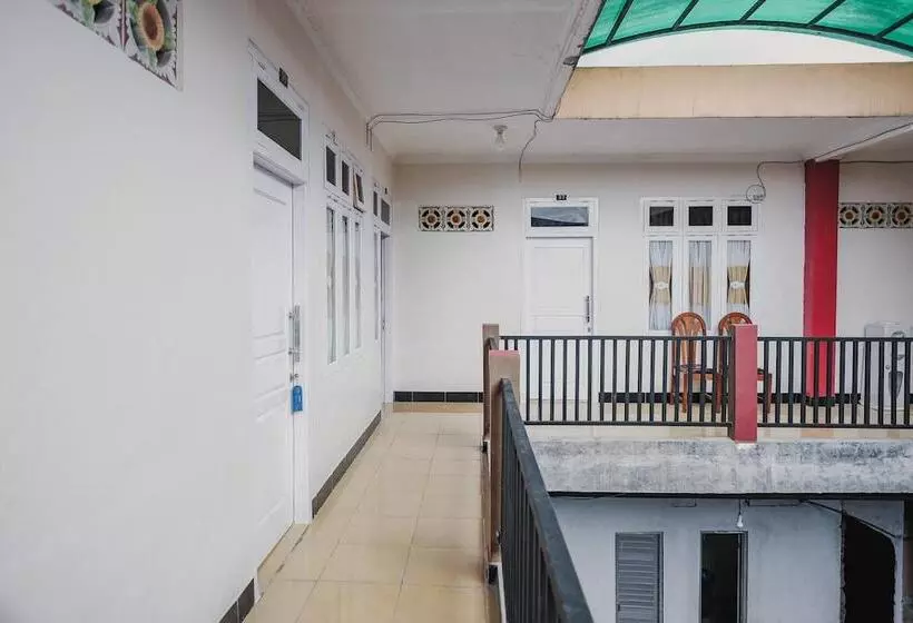 Hotelli Reddoorz Syariah Near Kebun Raya Liwa