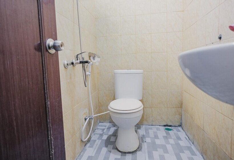 Отель Reddoorz Syariah Near Kebun Raya Liwa