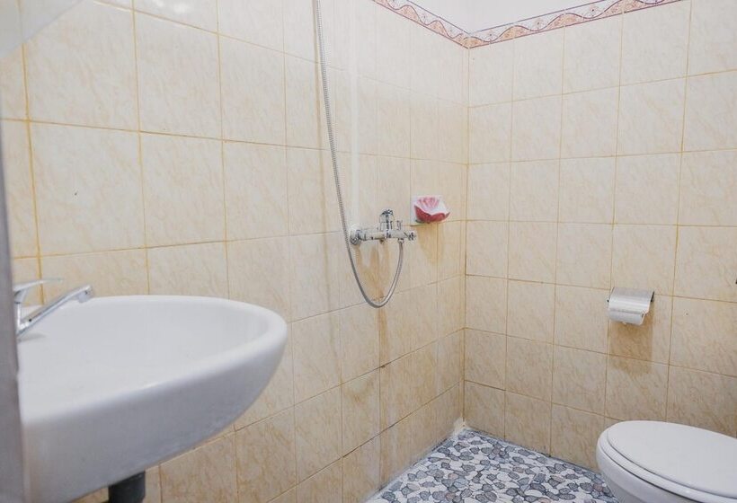 Отель Reddoorz Syariah Near Kebun Raya Liwa