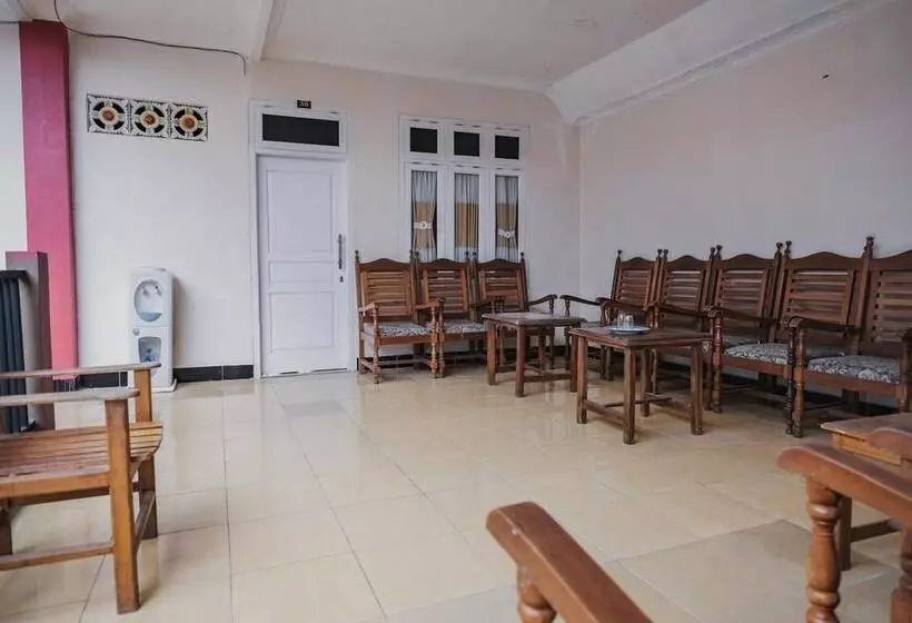 Hotelli Reddoorz Syariah Near Kebun Raya Liwa