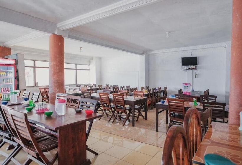 Отель Reddoorz Syariah Near Kebun Raya Liwa