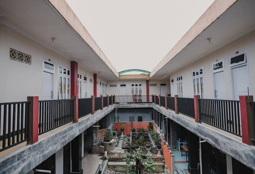 Отель Reddoorz Syariah Near Kebun Raya Liwa