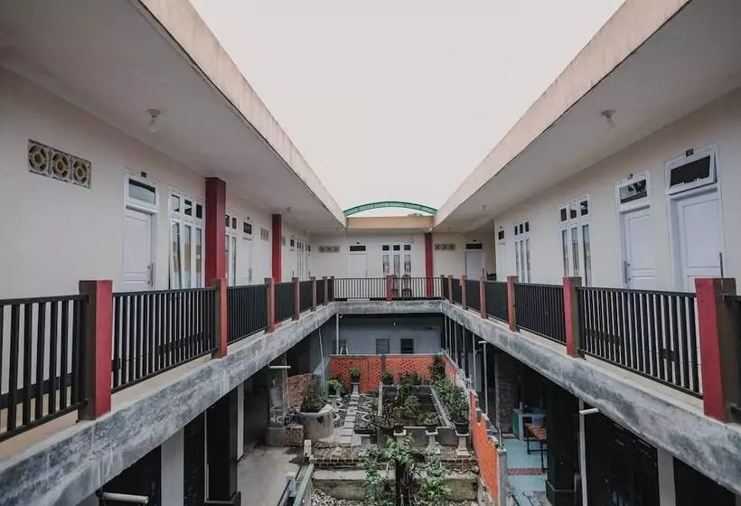 Hotelli Reddoorz Syariah Near Kebun Raya Liwa