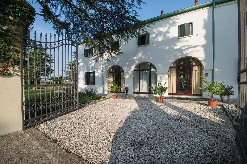 בית מלון כפרי La Rescossa