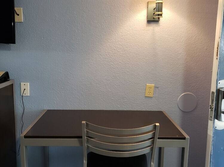 Regency Inn Motel By The Beach