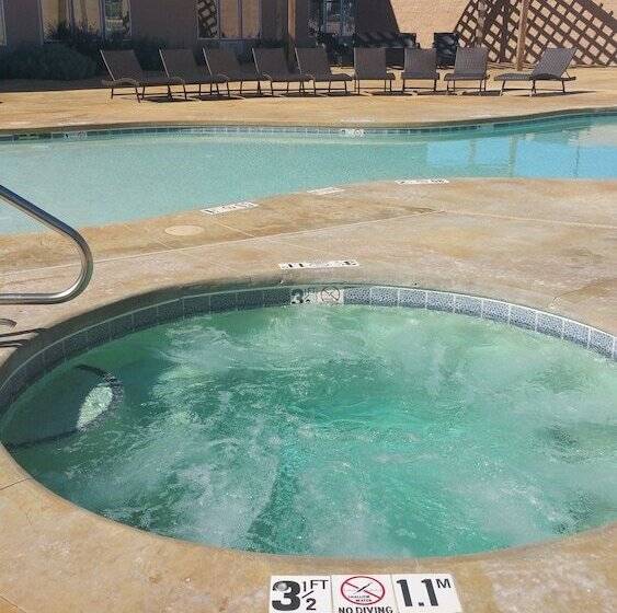 Отель Baymont By Wyndham Hobbs