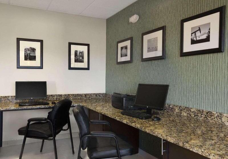 Отель Baymont By Wyndham Hobbs