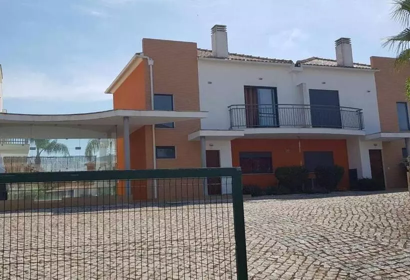 Jardins De Pera Vila M