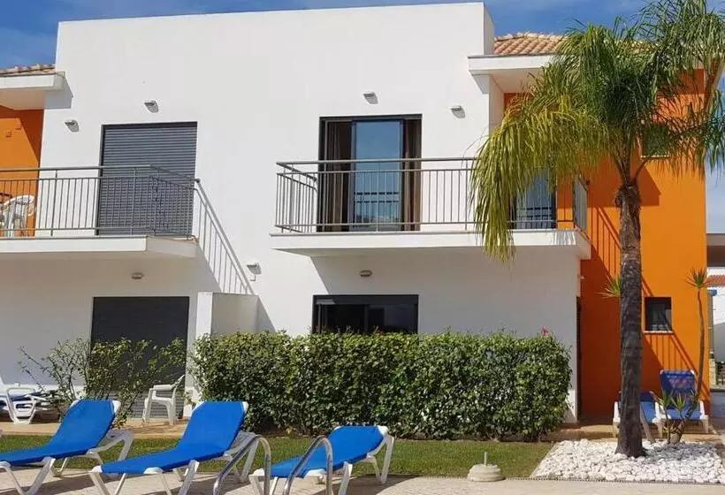 Jardins De Pera Vila M