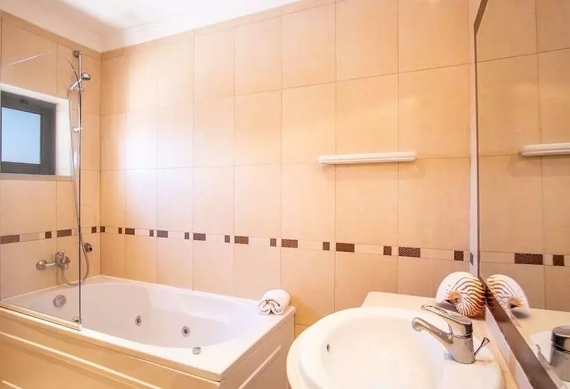 Jardins De Pera Vila M