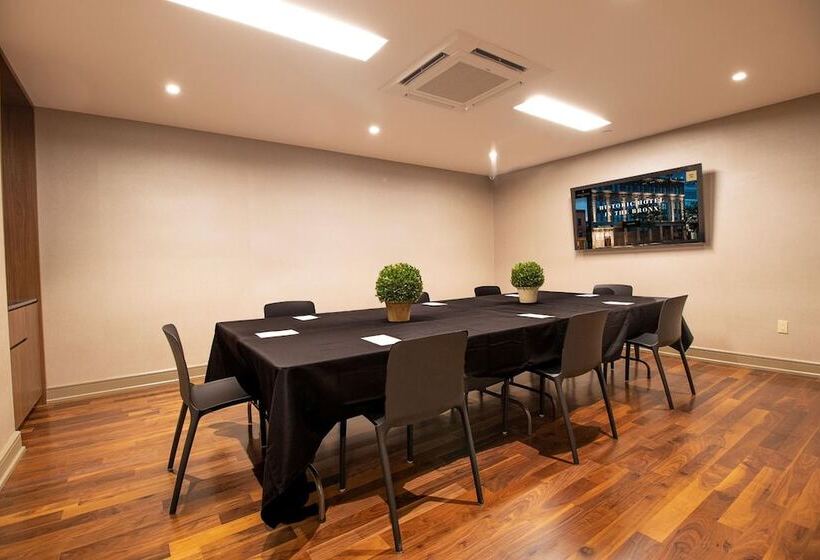 בית מלון כפרי Opera House