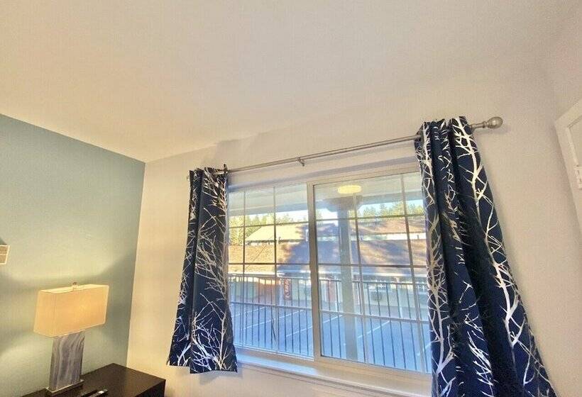 فندق على الطريق Bluebird Day Inn & Suites