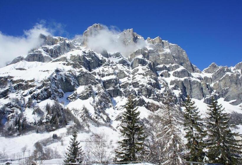 בית מלון כפרי Astoria