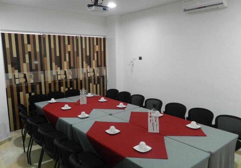 בית מלון כפרי Bolivariana Plaza Medellin