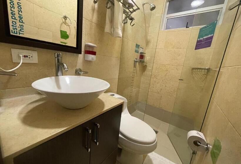 בית מלון כפרי Bolivariana Plaza Medellin