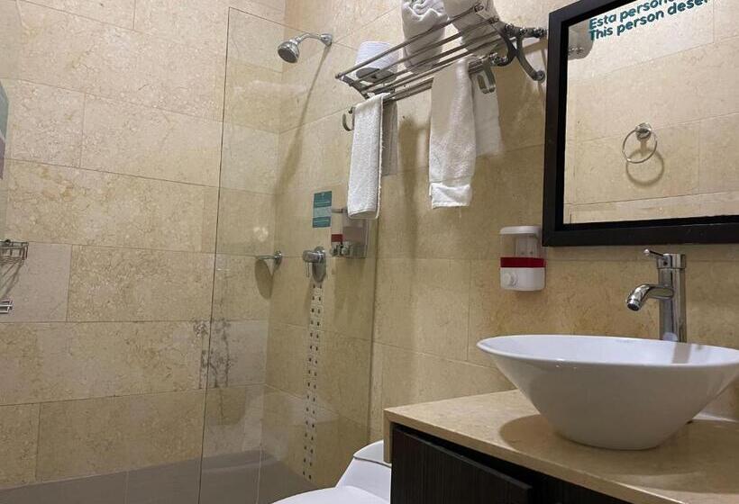 בית מלון כפרי Bolivariana Plaza Medellin