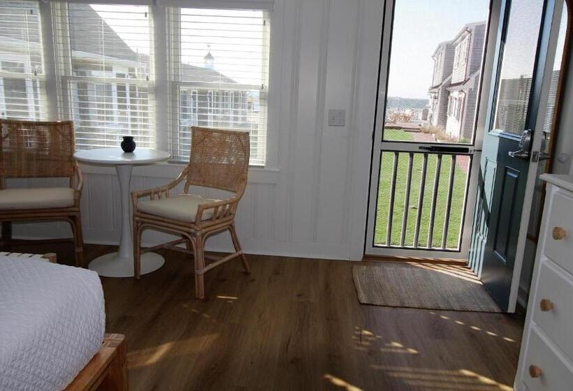 Отель Inn On The Beach