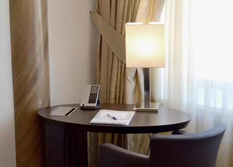 Hotelli Vier Jahreszeiten Berlin City