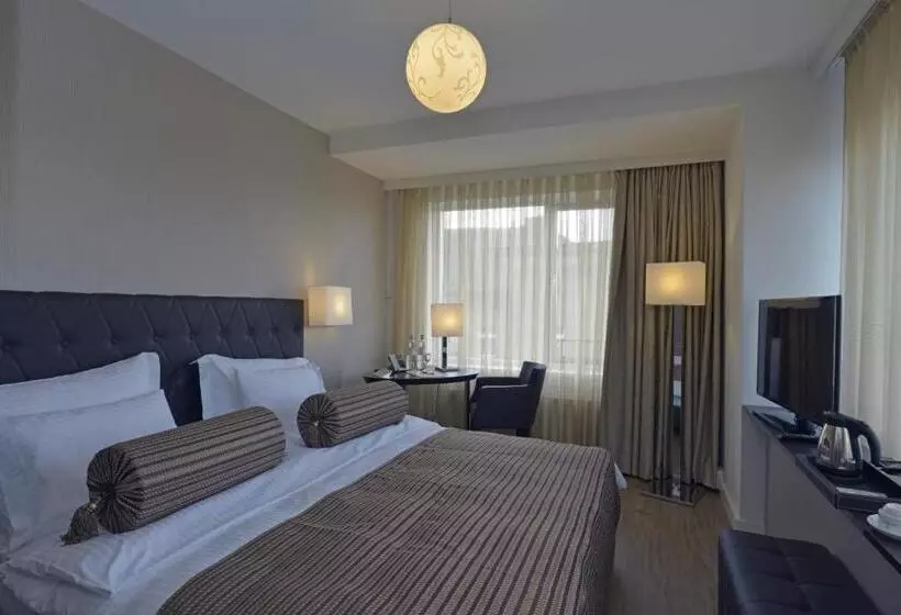 Hotelli Vier Jahreszeiten Berlin City