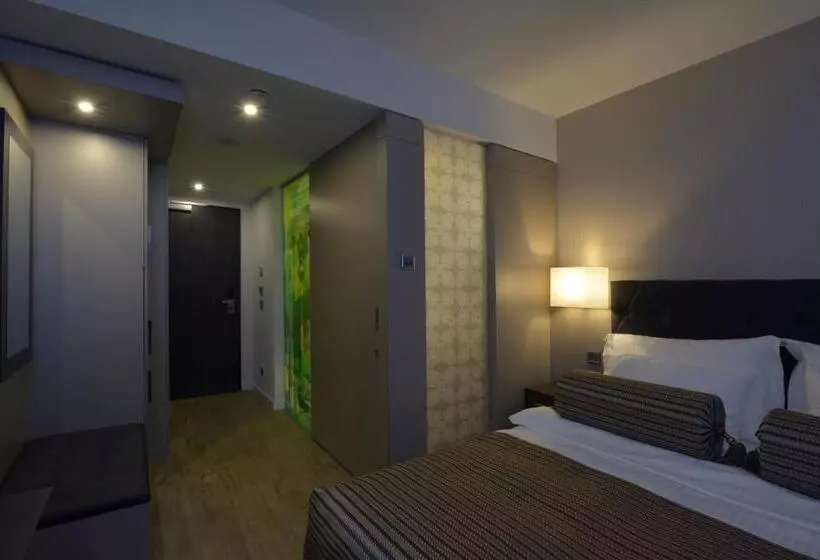 Hotelli Vier Jahreszeiten Berlin City