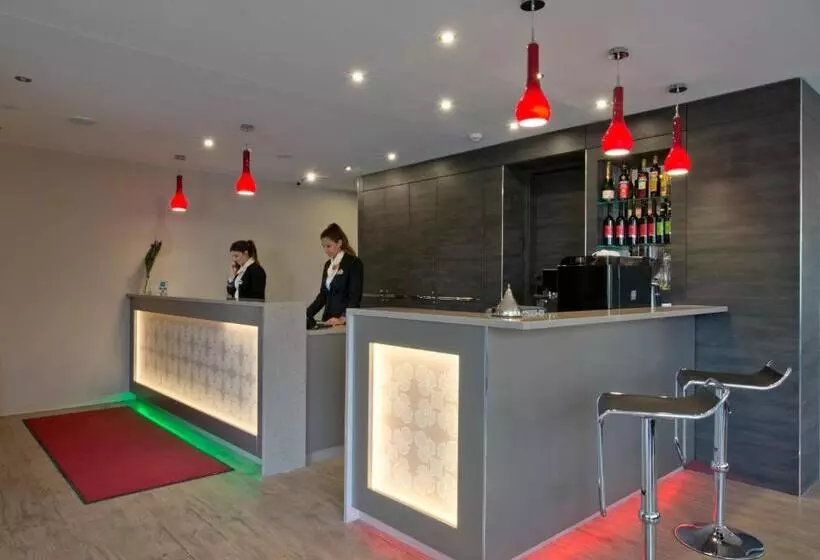 Hotelli Vier Jahreszeiten Berlin City