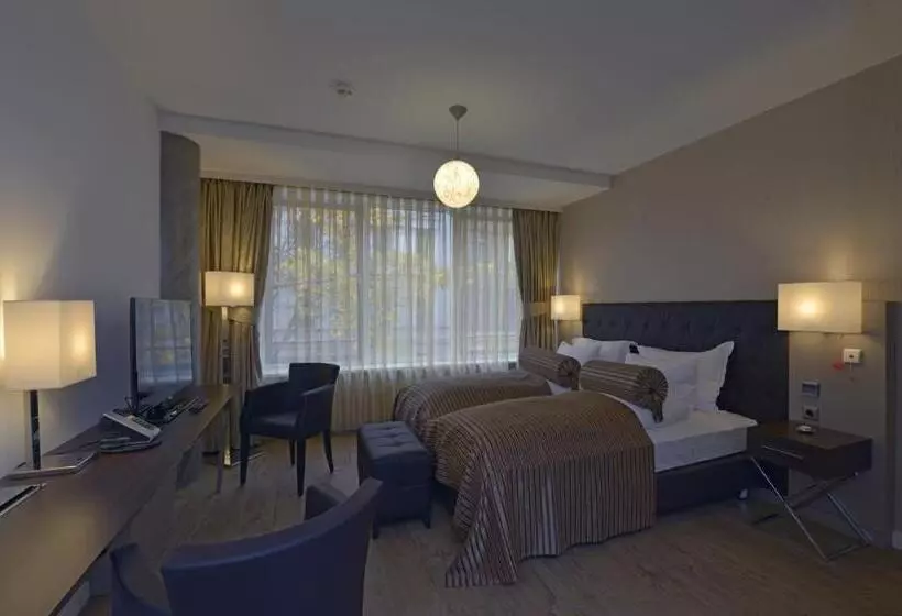 Hotelli Vier Jahreszeiten Berlin City