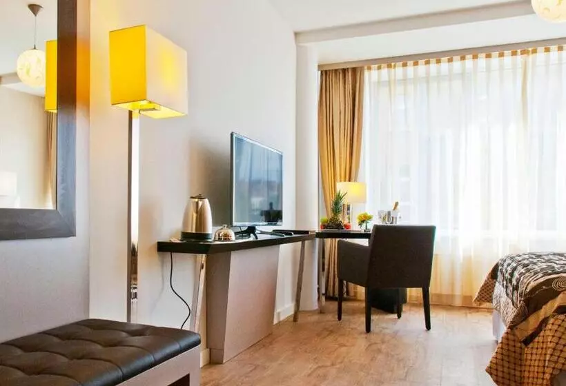 Hotelli Vier Jahreszeiten Berlin City