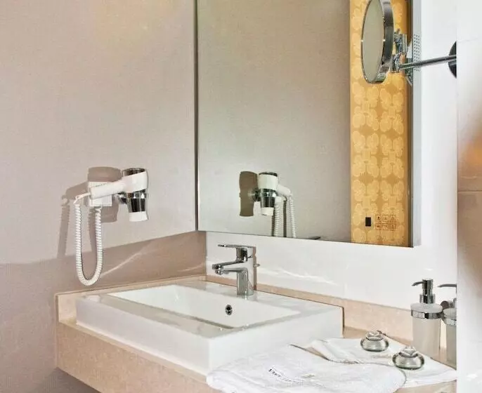 Hotelli Vier Jahreszeiten Berlin City