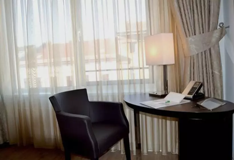 Hotelli Vier Jahreszeiten Berlin City