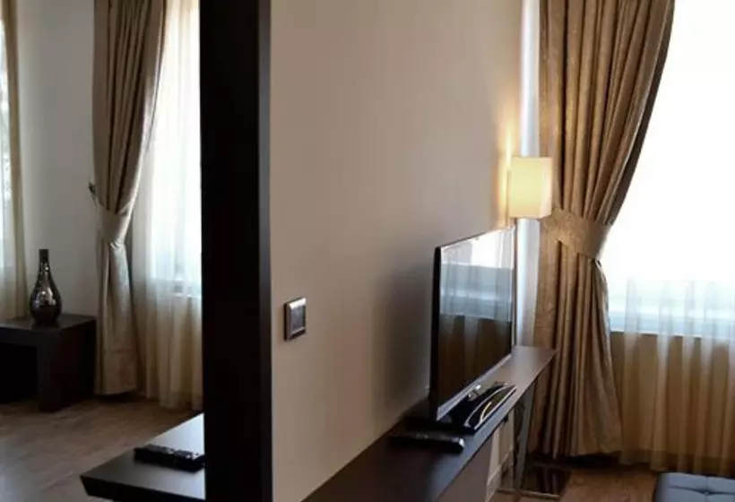 Hotelli Vier Jahreszeiten Berlin City