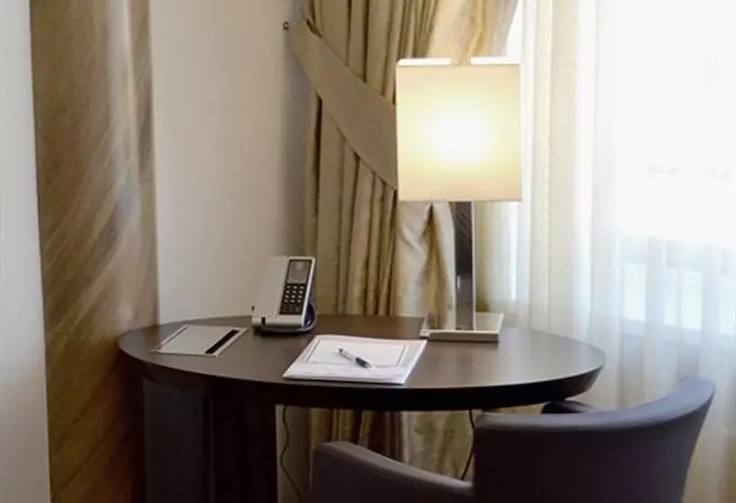 Hotelli Vier Jahreszeiten Berlin City