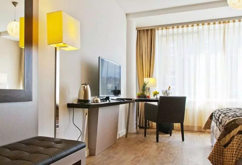 Hotelli Vier Jahreszeiten Berlin City