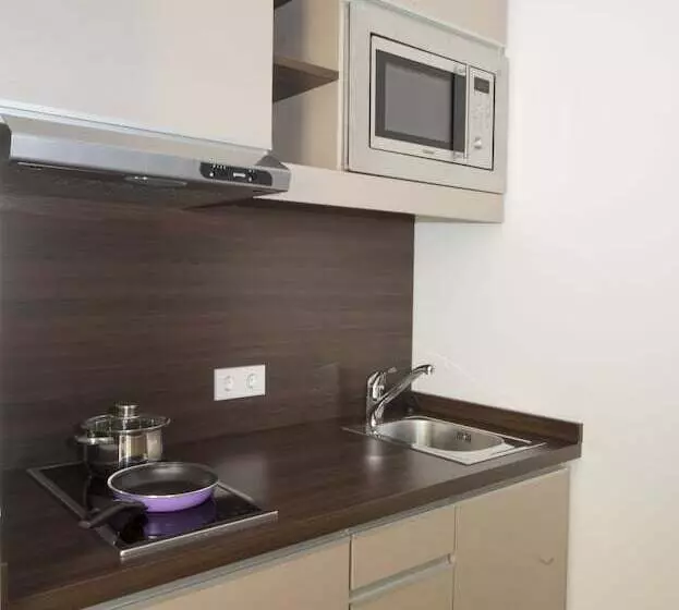 Hotelli Vier Jahreszeiten Berlin City