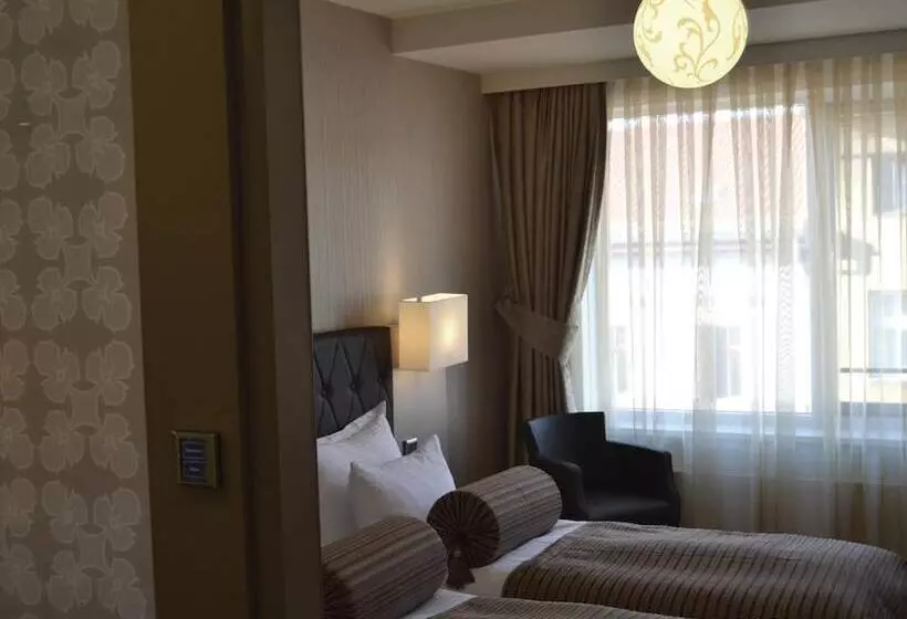 Hotelli Vier Jahreszeiten Berlin City