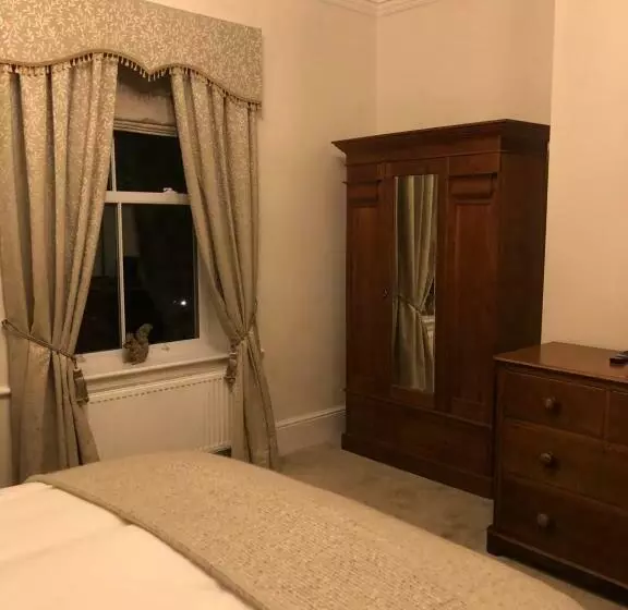 پانسیون The Old Lodge Guest House