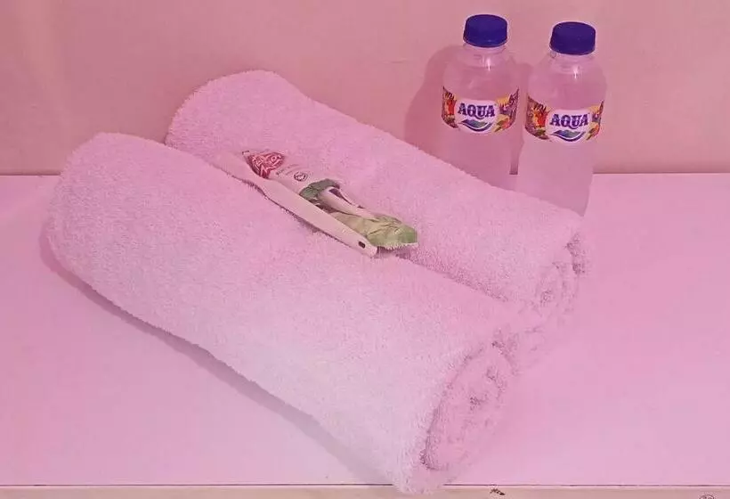 Hotelli Reddoorz Near Poso City Mall