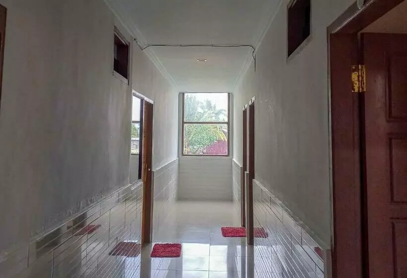 Hotelli Reddoorz Near Poso City Mall