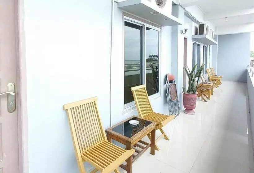 Hotelli Reddoorz Near Poso City Mall