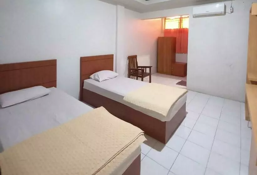 Hotelli Reddoorz Near Poso City Mall