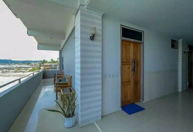 Hotelli Reddoorz Near Poso City Mall