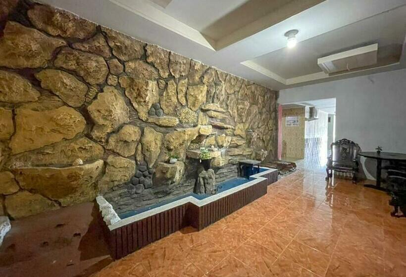 בית מלון כפרי Reddoorz Near Poso City Mall