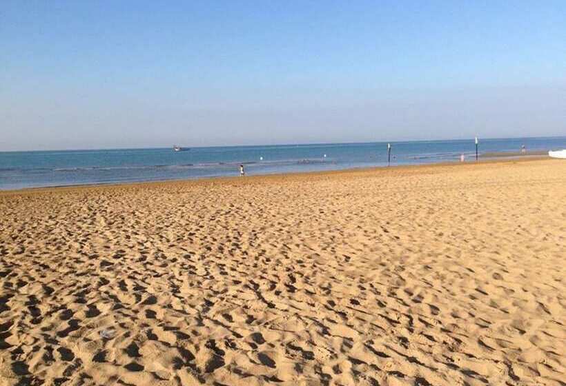 تختخواب و صبحانه Cozy Charm Near The Beach   Beahost