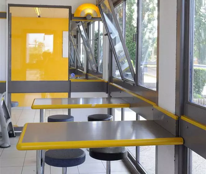 Egg Hotel Goussainville