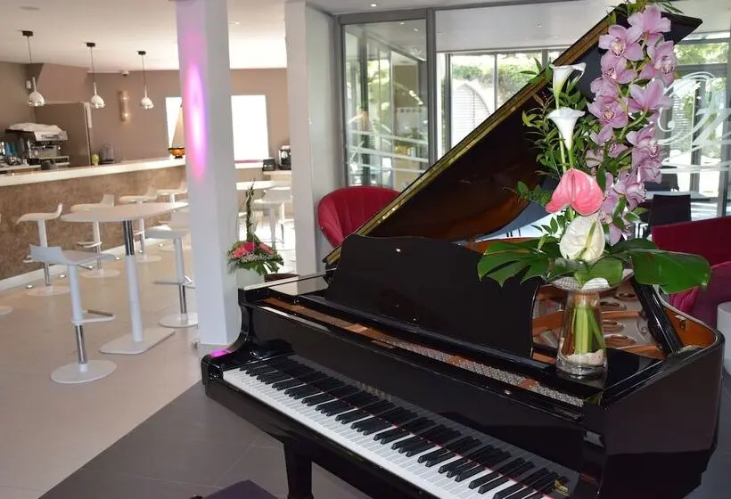 Hotelli Oz Inn Hôtel & Spa