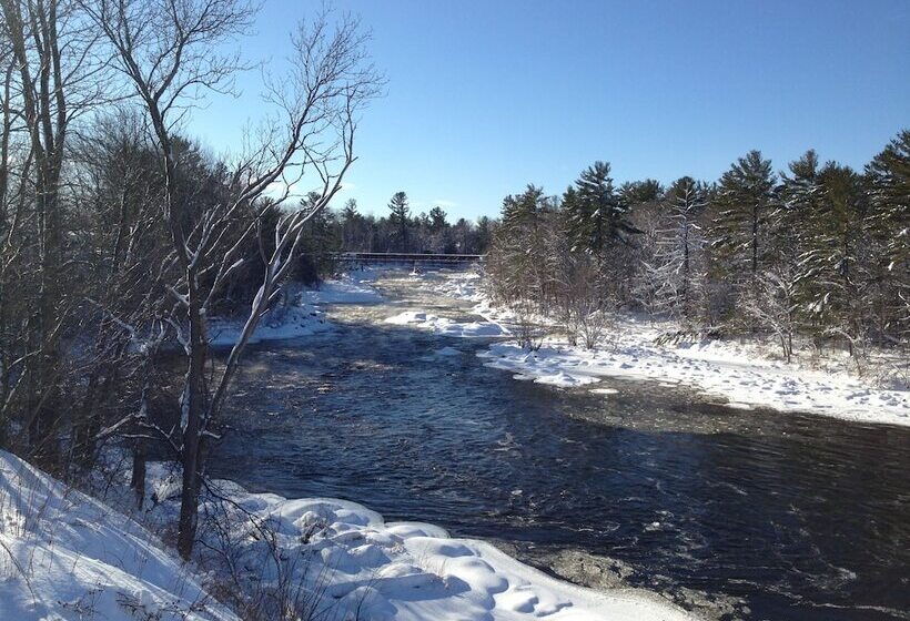 Отель Petawawa River Inn & Suites
