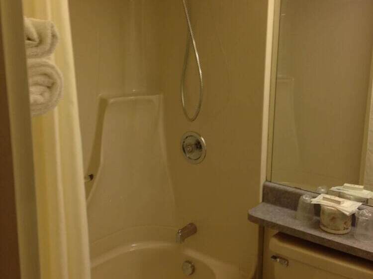 Отель Petawawa River Inn & Suites